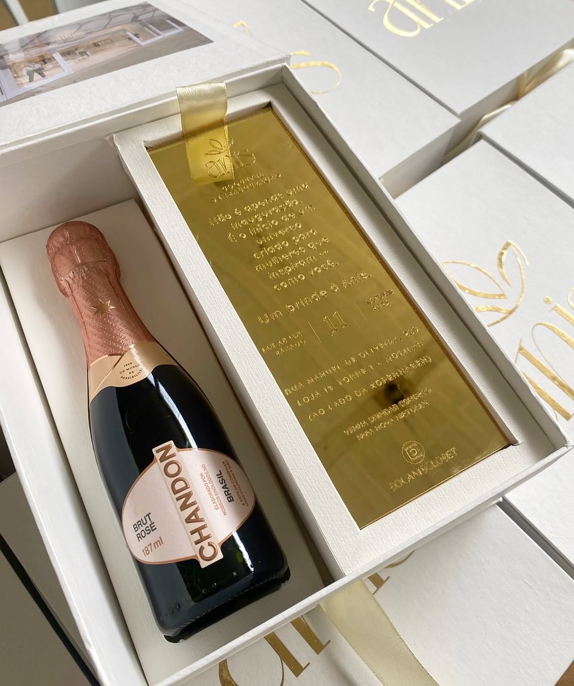 Kit corporativo premium com espumante Chandon e placa dourada personalizada